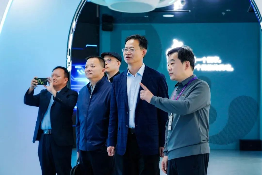 2024120602 国家广电总局发展研究中心一行赴南宫NG·28(中国)相信品牌的力量励丰文化调研指导
